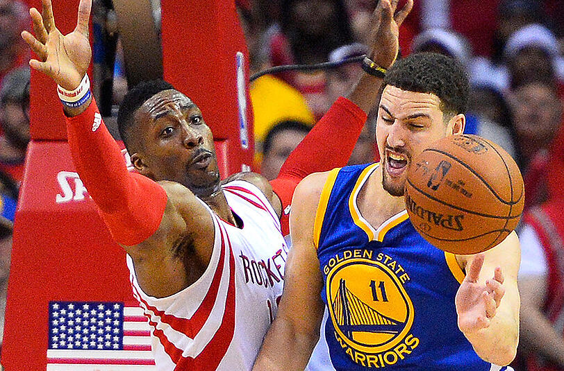 Warriors-Guard Klay Thompson (rechts) im Duell mit Rockets-Center Dwight Howard.