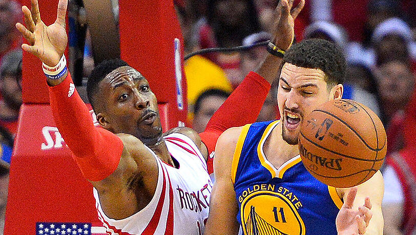 Warriors-Guard Klay Thompson (rechts) im Duell mit Rockets-Center Dwight Howard. Warriors-Guard Klay Thompson (rechts) im Duell mit Rockets-Center Dwight Howard.