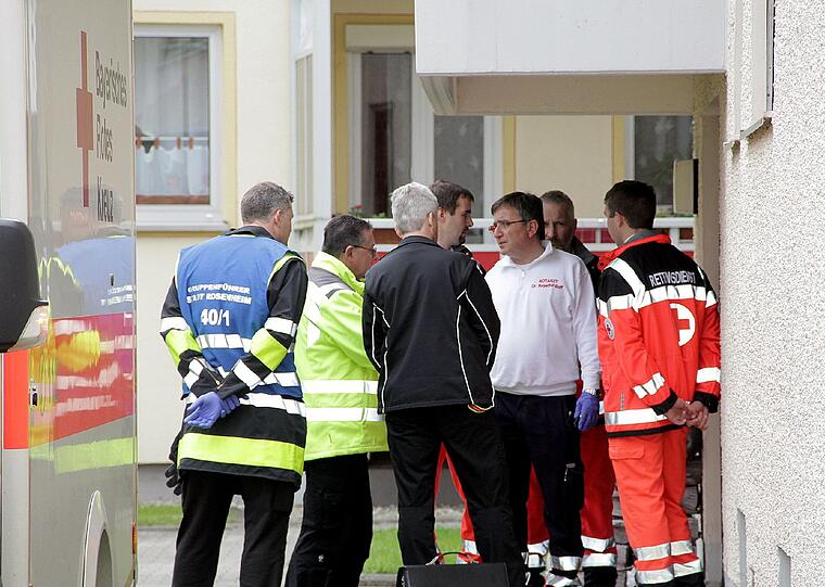 Aus einer Messie-Wohnung in Rosenheim befreiten Polizisten eine eingesperrte 26-Jährige. Die Mutter wollte sich mit einem Sprung ins Treppenhaus das Leben nehmen.