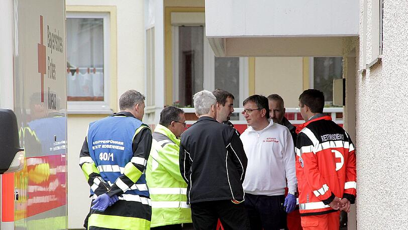 Aus einer Messie-Wohnung in Rosenheim befreiten Polizisten eine eingesperrte 26-Jährige. Die Mutter wollte sich mit einem Sprung ins Treppenhaus das Leben nehmen. Aus einer Messie-Wohnung in Rosenheim befreiten Polizisten eine eingesperrte 26-Jährige. Die Mutter wollte sich mit einem Sprung ins Treppenhaus das Leben nehmen.