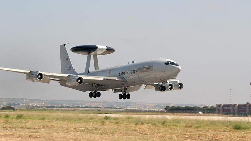 Ein Awacs-Aufklärungsflugzeug der Nato startet auf dem Militärstützpunkt in Konya. Ein Awacs-Aufklärungsflugzeug der Nato startet auf dem Militärstützpunkt in Konya.