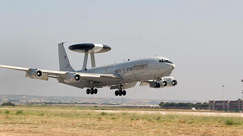 Ein Awacs-Aufklärungsflugzeug der Nato startet auf dem Militärstützpunkt in Konya.