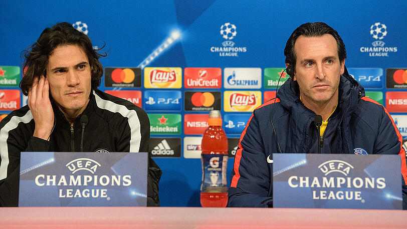 Edinson Cavani (links) und Trainer Unai Emery von Paris St.-Germain während der Pressekonferenz vor dem Spiel in der Champions League gegen den FC Bayern in der Allianz Arena.