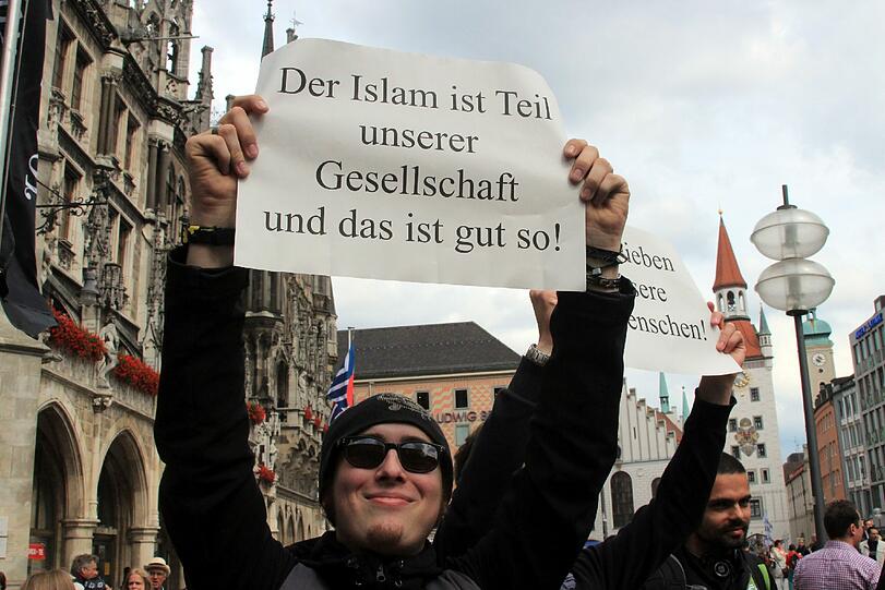 Auf dem Marienplatz tun Studenten ihren Unmut gegen Moschee-Gegner Michael Stürzenberger und seine Partei "Die Freiheit" kund.