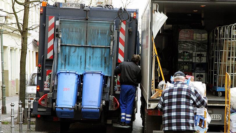 In der Stadt eine ganz alltägliche Situation: Einer parkt in zweiter Reihe, ein anderer versucht, trotzdem daran vorbei zu fahren. Was nicht immer gelingt. In der Stadt eine ganz alltägliche Situation: Einer parkt in zweiter Reihe, ein anderer versucht, trotzdem daran vorbei zu fahren. Was nicht immer gelingt.