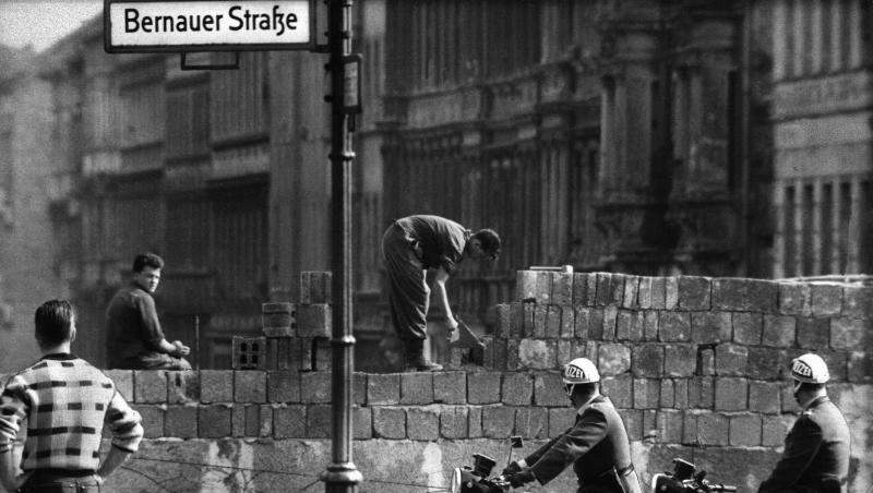 August 1961: Arbeiter erhöhen die Sektorensperre an der Bernauer Straße in Berlin.