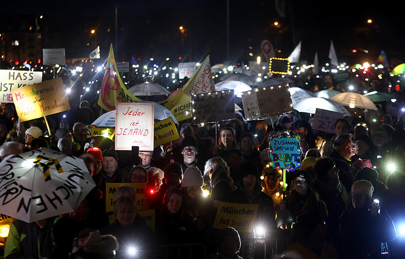 Sie trugen Taschenlampen, Knicklichter, Laternen und andere Lichtquellen in den Händen: Bis zu 100.000 Menschen versammelten sich zur Lichtermeer-Demo auf der Münchner Theresienwiese und setzten ein klares Zeichen gegen Rechts.