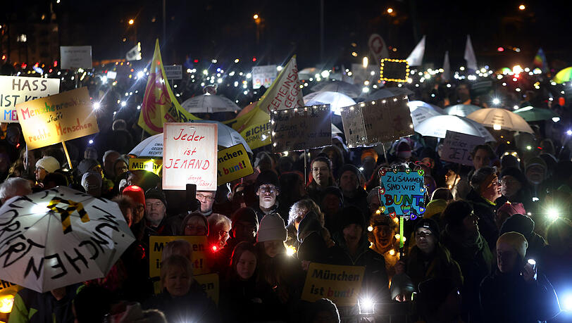 Sie trugen Taschenlampen, Knicklichter, Laternen und andere Lichtquellen in den Händen: Bis zu 100.000 Menschen versammelten sich zur Lichtermeer-Demo auf der Münchner Theresienwiese und setzten ein klares Zeichen gegen Rechts. Sie trugen Taschenlampen, Knicklichter, Laternen und andere Lichtquellen in den Händen: Bis zu 100.000 Menschen versammelten sich zur Lichtermeer-Demo auf der Münchner Theresienwiese und setzten ein klares Zeichen gegen Rechts.
