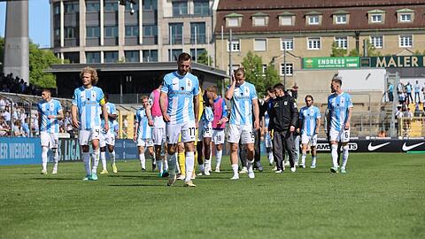 Bei einem Abstieg droht der Kader der Löwen auseinanderzubrechen. Fraglich, wie viele Verträge verlängert werden könnten und welche Arbeitspapiere überhaupt Gültigkeit in der Regionalliga hätten.