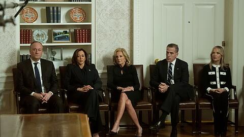 Bidens Vize Kamala Harris, First Lady Jill Biden und andere Vertraute verfolgten die Rede im Oval Office.
