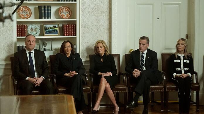 Bidens Vize Kamala Harris, First Lady Jill Biden und andere Vertraute verfolgten die Rede im Oval Office.