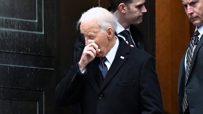 Fotografen lichteten Joe Biden beim Verlassen des Gotteshauses ab. Dabei wischte er sich Tr&auml;nen aus dem Gesicht.