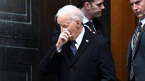 Fotografen lichteten Joe Biden beim Verlassen des Gotteshauses ab. Dabei wischte er sich Tr&auml;nen aus dem Gesicht.