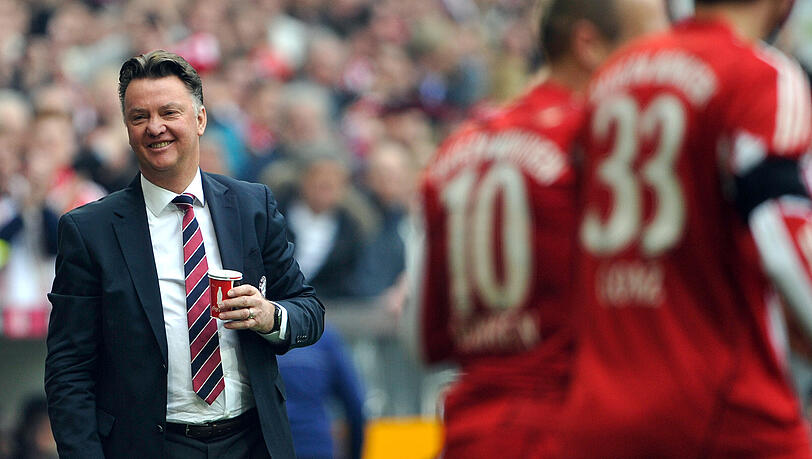 Der Trainer wirkt nach dem 6:0 Siege gegen den HSV befreit - doch keiner wollte so richtig mit ihm jubeln. Der Trainer wirkt nach dem 6:0 Siege gegen den HSV befreit - doch keiner wollte so richtig mit ihm jubeln.