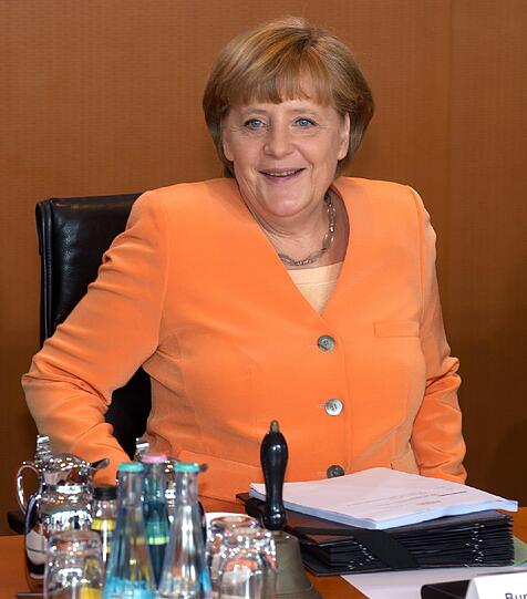 Hat da jemand morgens vor dem Kleiderschrank nicht nachgedacht: Am Mittwoch spielt Deutschland gegen Oranje - und die deutsche Bundeskanzlerin Angela Merkel trägt bei der Kabinettssitzung in Berlin Orange.