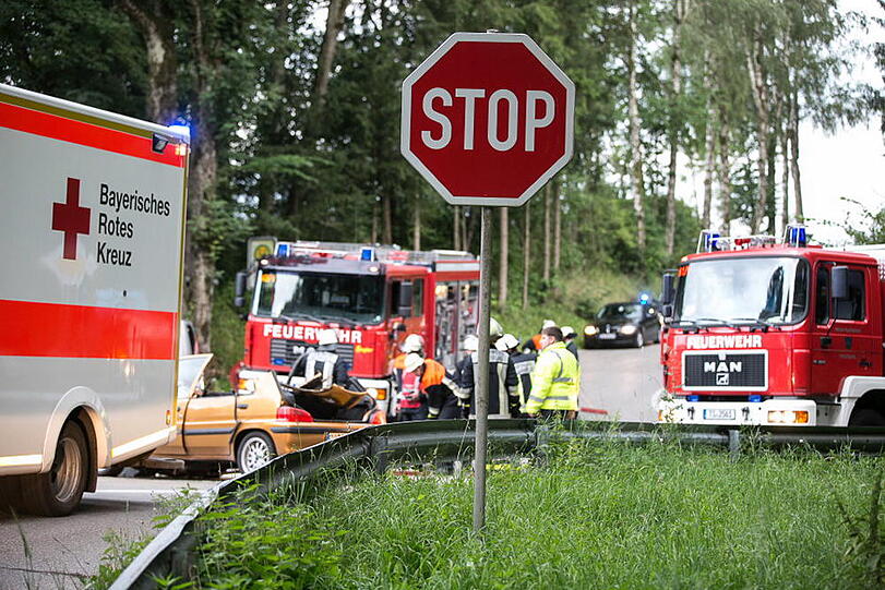 Schwerer Unfall an einer Kreuzung bei Trostberg. Die Bilder vom Feuerwehreinsatz.