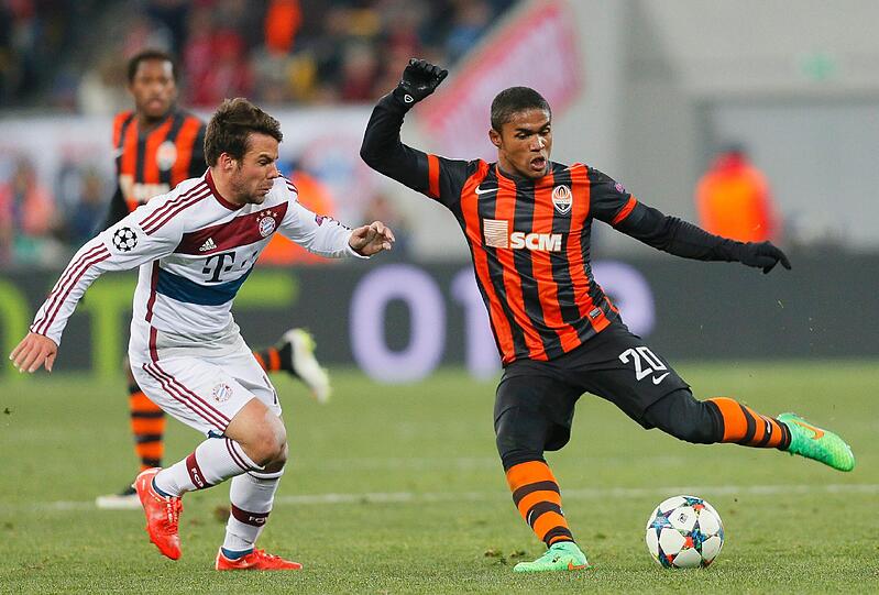 Kennt den FC Bayern bereits aus dem Achtelfinale der letzten Champions-League-Saison: Douglas Costa (r.).