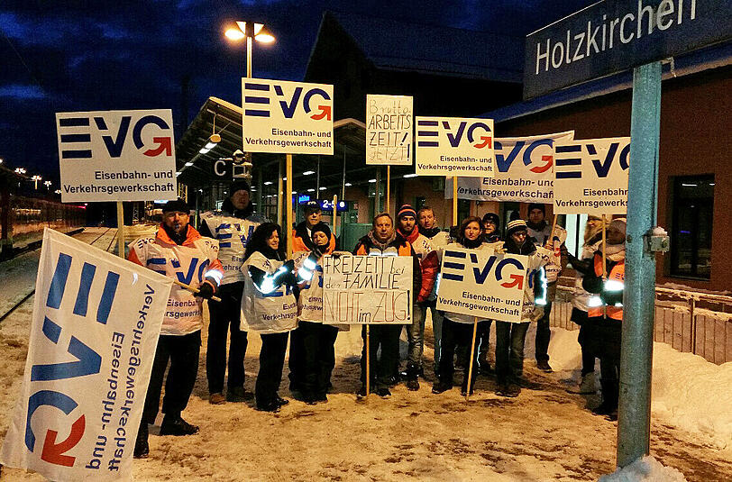 Eisiger Streik: Bei zweistelligen Minusgraden trafen sich am Dienstagmorgen Mitarbeiter der BOB in Holzkirchen am Bahnhof.