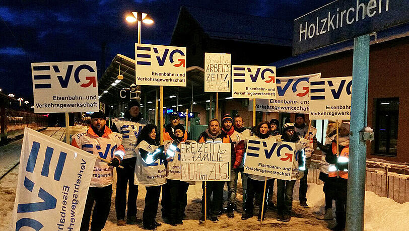 Eisiger Streik: Bei zweistelligen Minusgraden trafen sich am Dienstagmorgen Mitarbeiter der BOB in Holzkirchen am Bahnhof. Eisiger Streik: Bei zweistelligen Minusgraden trafen sich am Dienstagmorgen Mitarbeiter der BOB in Holzkirchen am Bahnhof.