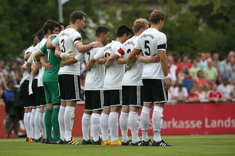 Souverän gewinnen die Bayern mit 3:0 in Landshut. Die Partie steht im Schatten des Amoklaufs von München. Sehen Sie hier die Bilder des Spiels.