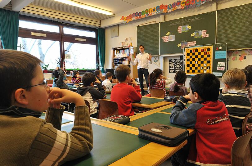 Kinder in einer Münchner Grundschule: Wie darüber entschieden wird, welche Viertklässler aufs Gymnasium oder zur Mittelschule übertreten, sorgt aktuell für politischen Streit.