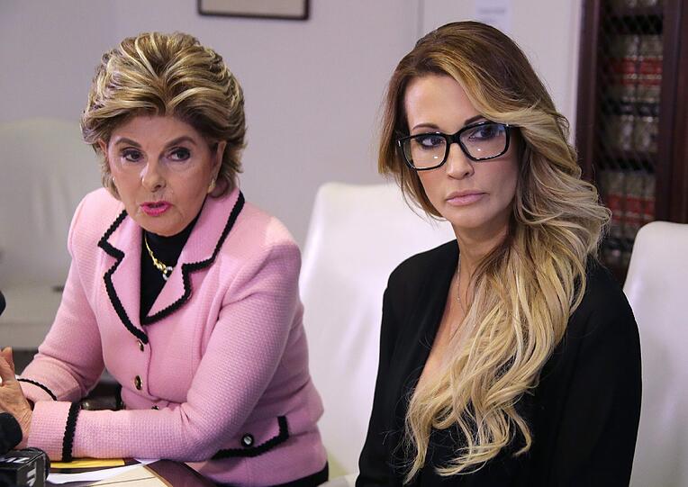 Neue Sex-Vorwürfe gegen Donald Trump: Auf einer Pressekonferenz beschuldigte die Porno-Darstellerin Jessica Drake (r.) den Immobilienmogul der sexuellen Belästigung.