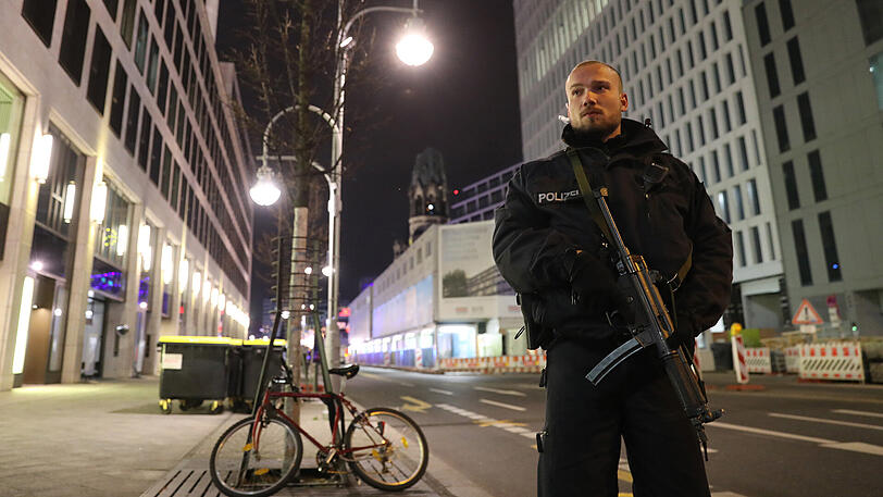 In Berlin ist ein Lkw vorsätzlich in einen Weihnachtsmarkt gefahren worden. Die Polizei hat einen Verdächtigen festgenommen.