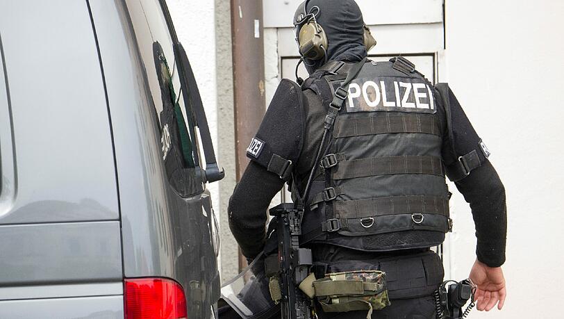 Ein SEK-Beamter im Einsatz. (Symbolbild) Ein SEK-Beamter im Einsatz. (Symbolbild)
