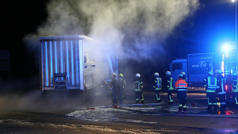 Kurioser Einsatz für die Feuerwehr in Bad Reichenhall. Dort brannte ein Lkw in einem Lkw-Anhänger. Die Bilder vom Einsatz.