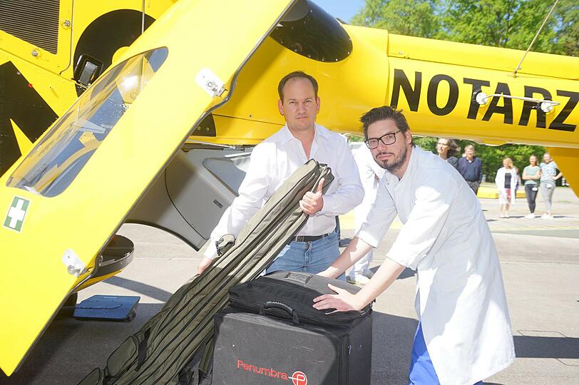 Die beiden Neuroradiologen Christian Maegerlein und Benjamin Friedrich fliegen zu Schlaganfall-Patienten im Umland.