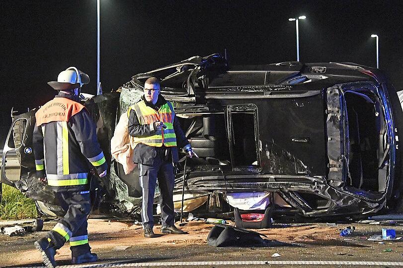 Tödlicher Unfall auf der A8: Auf der Überholspur sind auf Höhe Föching zwei Autos kollidiert.
