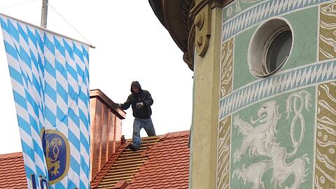 Dieser Dachdecker auf dem Dach des Löwenbräukellers muss nicht nur Wind und Kälte trotzen sondern auch der Höhe.
