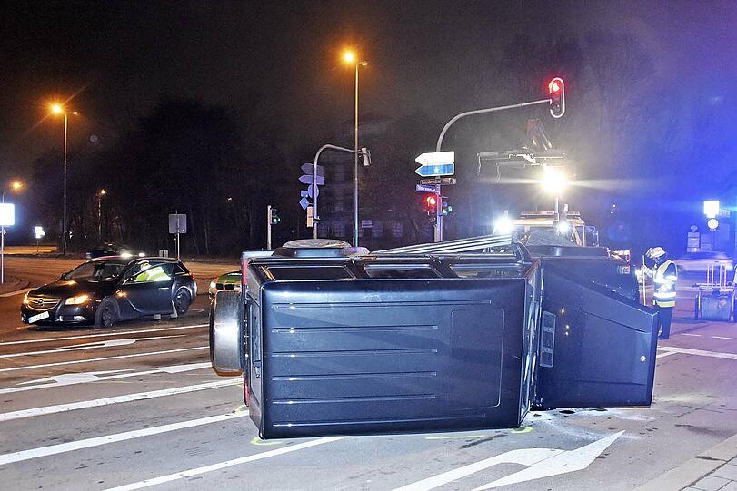 Der Zusammenprall war so heftig, dass der Geländewagen umstürzte.
