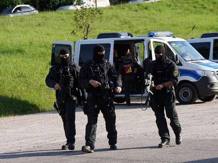 Die Polizei ist mit einem Großaufgebot im Einsatz.