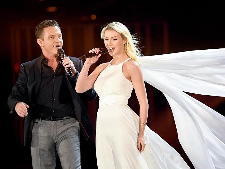 Das Gesangs-Duo Anna-Carina Woitschack und Stefan Mross steht auf der Bühne. Foto: Britta Pedersen/dpa-Zentralbild/dpa/Archivbild
