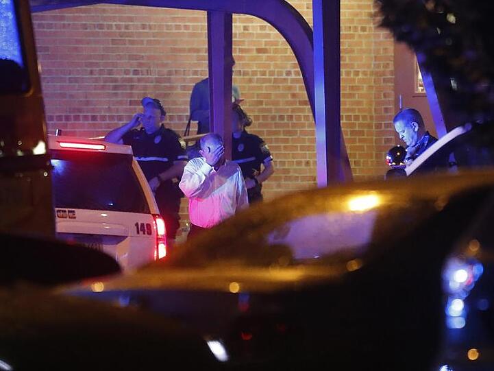 Polizisten und Betroffene stehen vor der Princess Anne Middle School, vor der sich Angehörige und Opfer nach den versammelt haben.