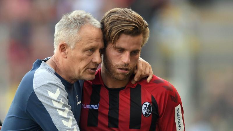 Freiburgs Trainer Christian Streich (l) tröstet den Torschützen Lucas Höler (r) nach seiner Auswechslung. Freiburgs Trainer Christian Streich (l) tröstet den Torschützen Lucas Höler (r) nach seiner Auswechslung.