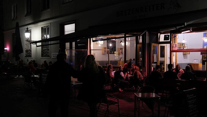 Bis zur Sperrstunde um 21 Uhr ist vor den Lokalen noch viel los. Bis zur Sperrstunde um 21 Uhr ist vor den Lokalen noch viel los.
