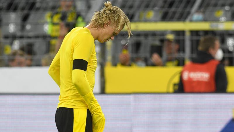 BVB-Stürmer Erling Haaland verlässt nach der Supercup-Niederlage enttäuscht den Platz.