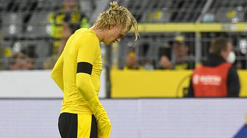 BVB-Stürmer Erling Haaland verlässt nach der Supercup-Niederlage enttäuscht den Platz.