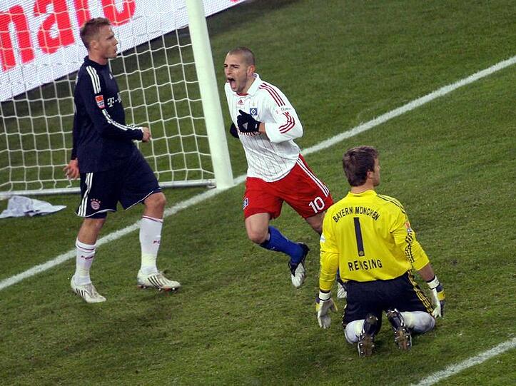 Michael Rensing am Boden, der Ball drin. Die Bayern verlieren 0:1 beim HSV.