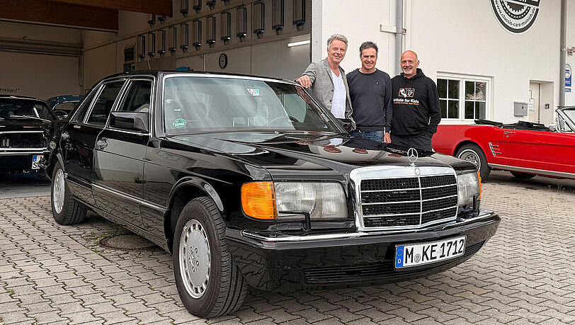 Bernd Eichingers Oldtimer wechselt den Besitzer: Jörg Pilawa (li.) schlägt zu und tut dabei Gutes. Bernd Eichingers Oldtimer wechselt den Besitzer: Jörg Pilawa (li.) schlägt zu und tut dabei Gutes.
