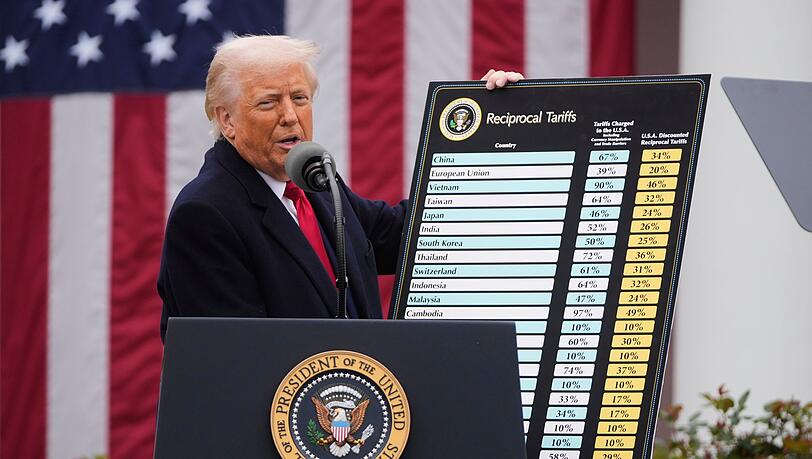 Donald Trump bei der Verkündung seiner Zölle - inzwischen hat sich die Höhe geändert, den meisten Regionen in Deutschland tun sie trotzdem weh. (Archivbild) Donald Trump bei der Verkündung seiner Zölle - inzwischen hat sich die Höhe geändert, den meisten Regionen in Deutschland tun sie trotzdem weh. (Archivbild)
