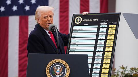 Donald Trump bei der Verk&uuml;ndung seiner Z&ouml;lle - inzwischen hat sich die H&ouml;he ge&auml;ndert, den meisten Regionen in Deutschland tun sie trotzdem weh. (Archivbild)