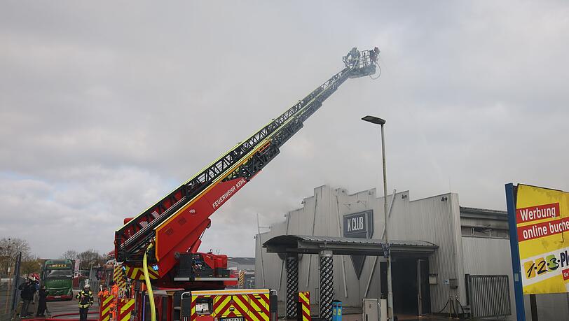 Die Feuerwehr l&ouml;scht einen Brand in einem Club. Hunderte Feiernde retten sich ins Freie.