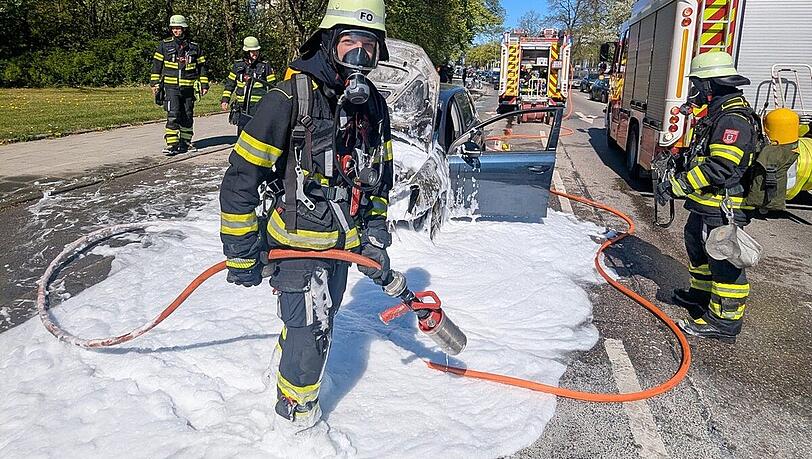 "Passanten hatten noch versucht, den Entstehungsbrand zu l&ouml;schen", teilte die Feuerwehr mit.