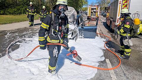 "Passanten hatten noch versucht, den Entstehungsbrand zu l&ouml;schen", teilte die Feuerwehr mit.