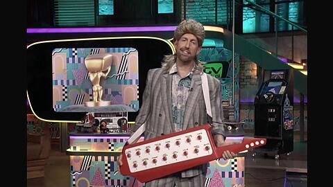 Sebastian Pufpaff wei&szlig; sich stilecht in die 80er-Jahre zu beamen.