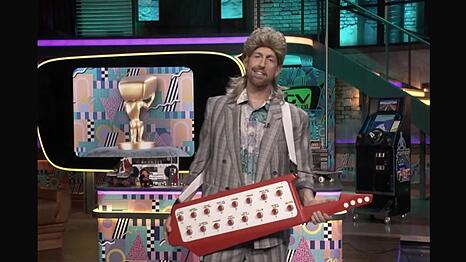 Sebastian Pufpaff wei&szlig; sich stilecht in die 80er-Jahre zu beamen.