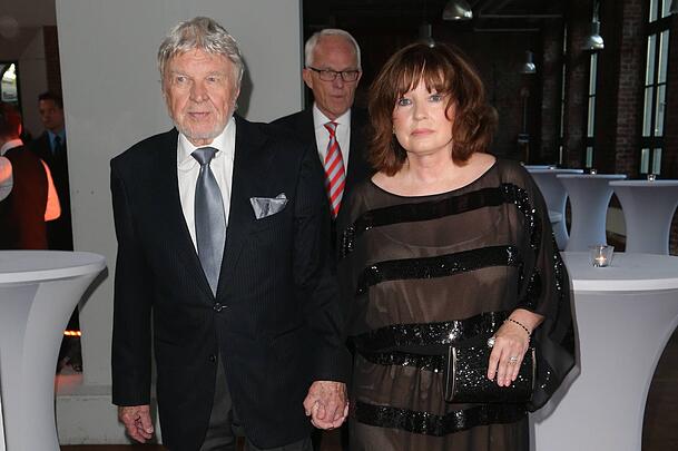 Hardy Krüger mit seine dritte Ehefrau Anita Park heirateten im Jahr 1978. Damals war Krüger jr. zehn Jahre alt. Hardy Krüger mit seine dritte Ehefrau Anita Park heirateten im Jahr 1978. Damals war Krüger jr. zehn Jahre alt.